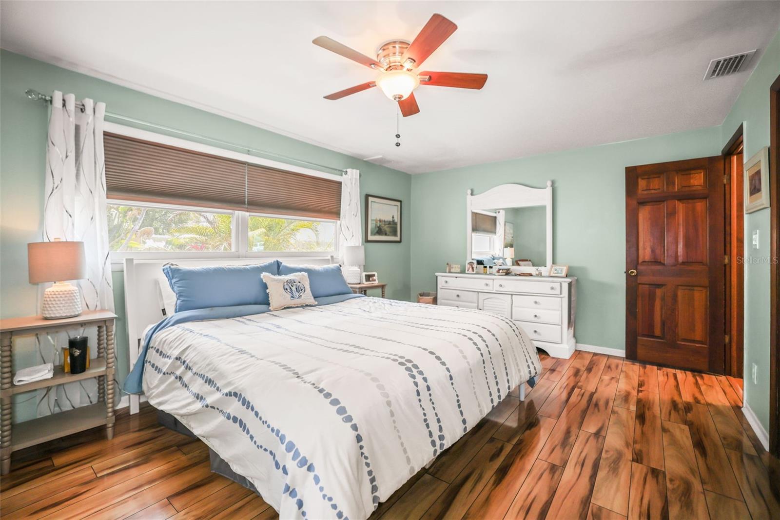 Image 35 of 52 For 985 Gulf View Boulevard