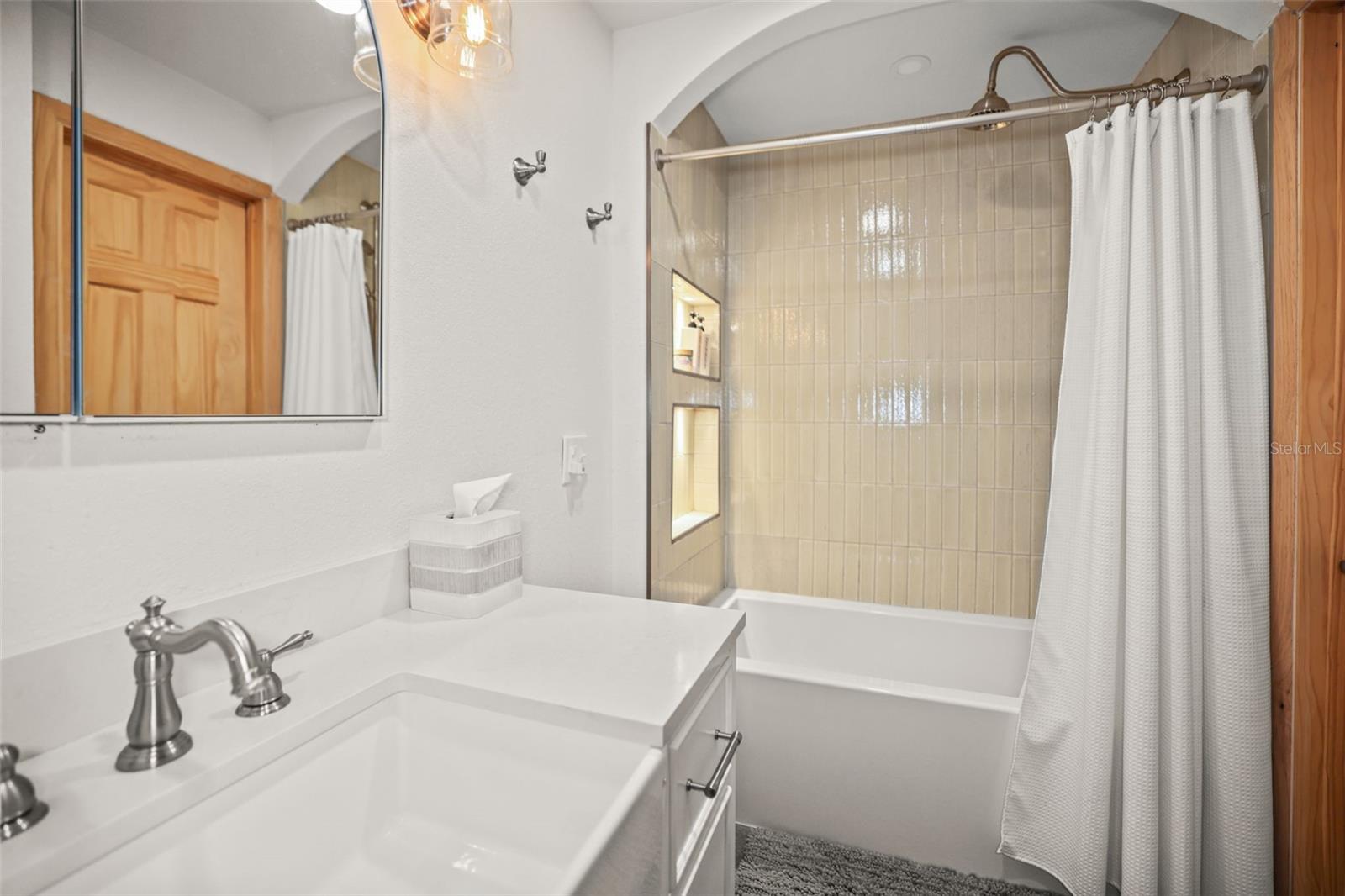 Image 36 of 52 For 985 Gulf View Boulevard