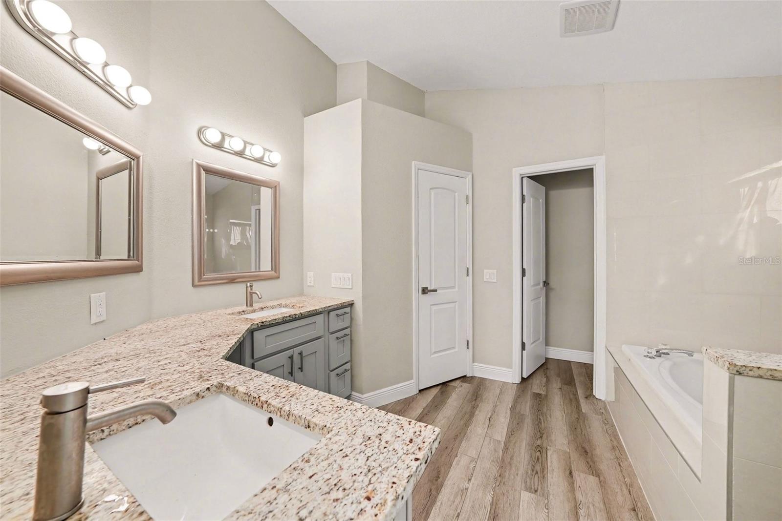 Image 20 of 23 For 12524 Midpointe Drive