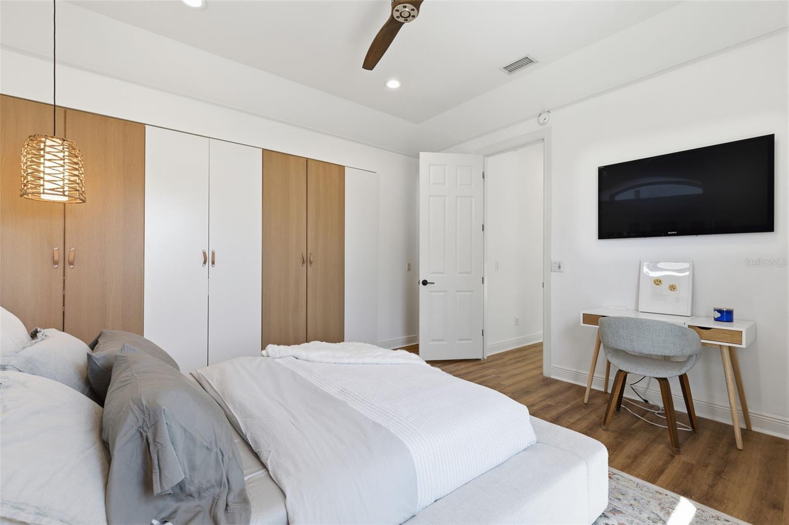 Image 38 of 82 For 904 Anchorage Road