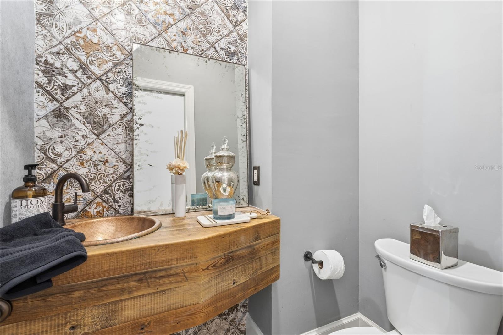 Image 41 of 82 For 904 Anchorage Road