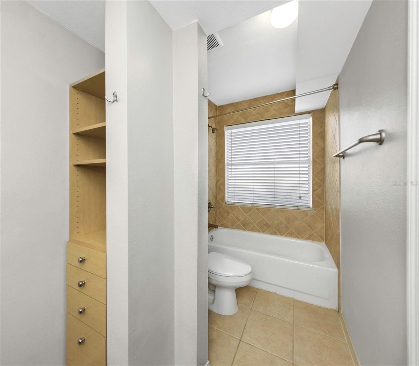 Image 18 of 33 For 2400 Feather Sound Drive 412