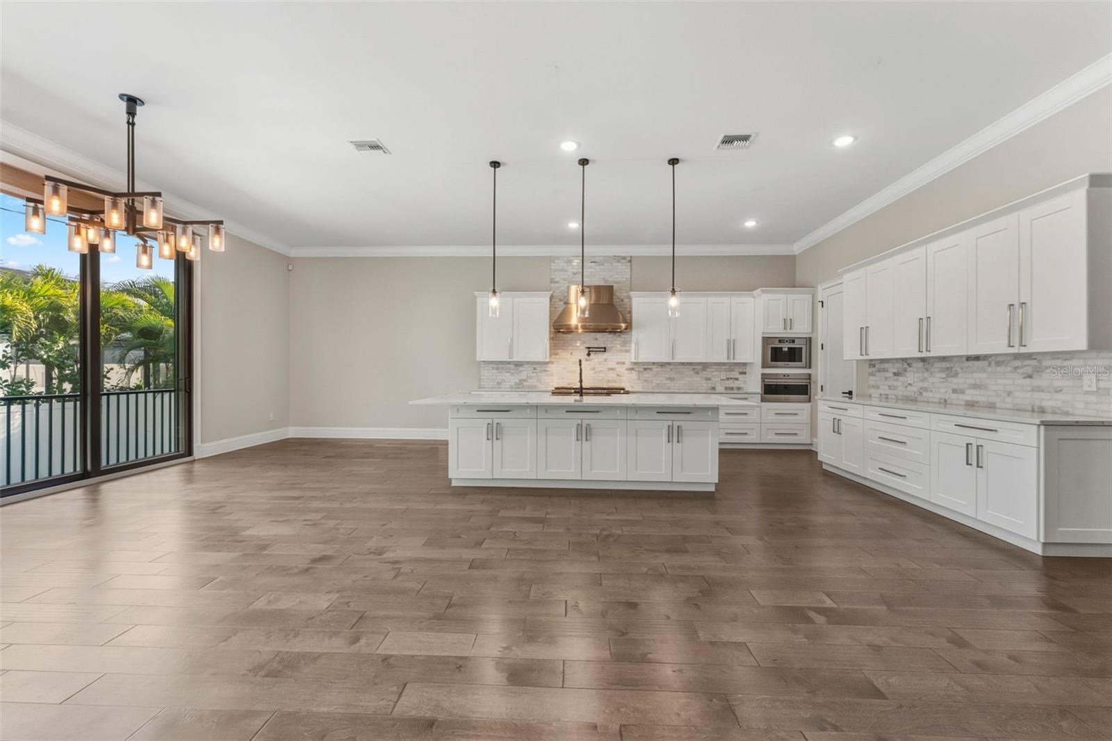 Listing photo id 9 for 481 Davis Boulevard