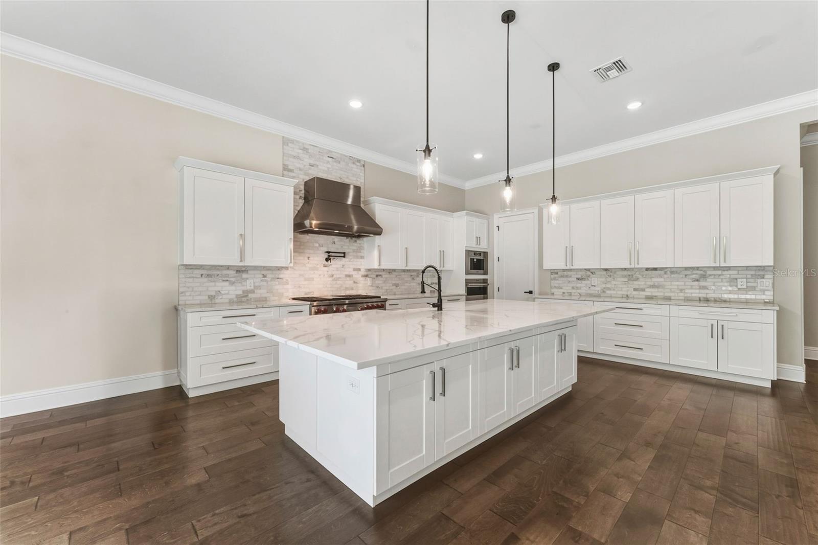 Listing photo id 10 for 481 Davis Boulevard