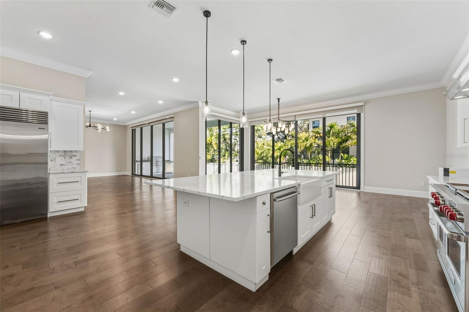 Listing photo id 11 for 481 Davis Boulevard