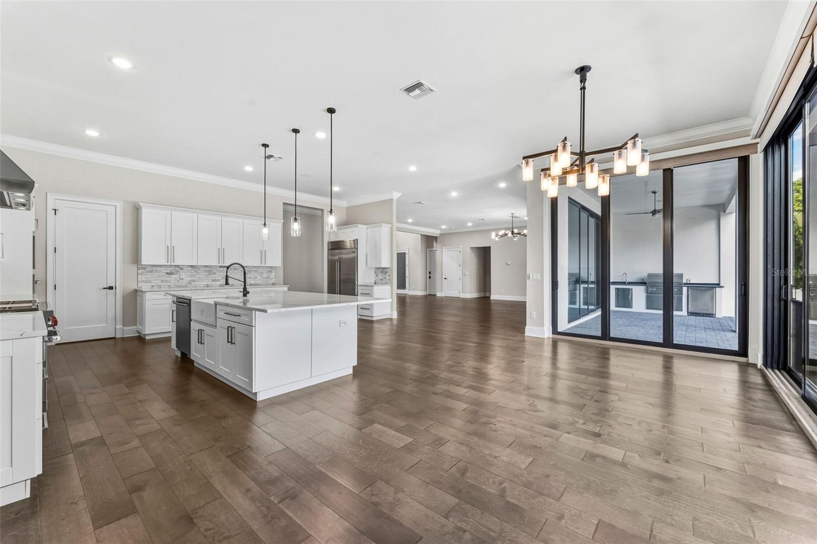 Listing photo id 15 for 481 Davis Boulevard