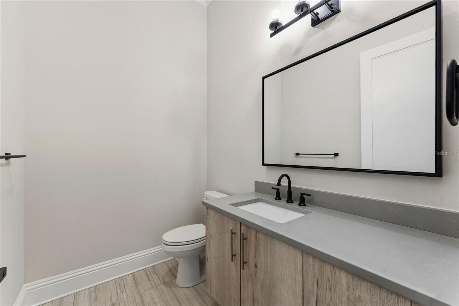 Listing photo id 16 for 481 Davis Boulevard