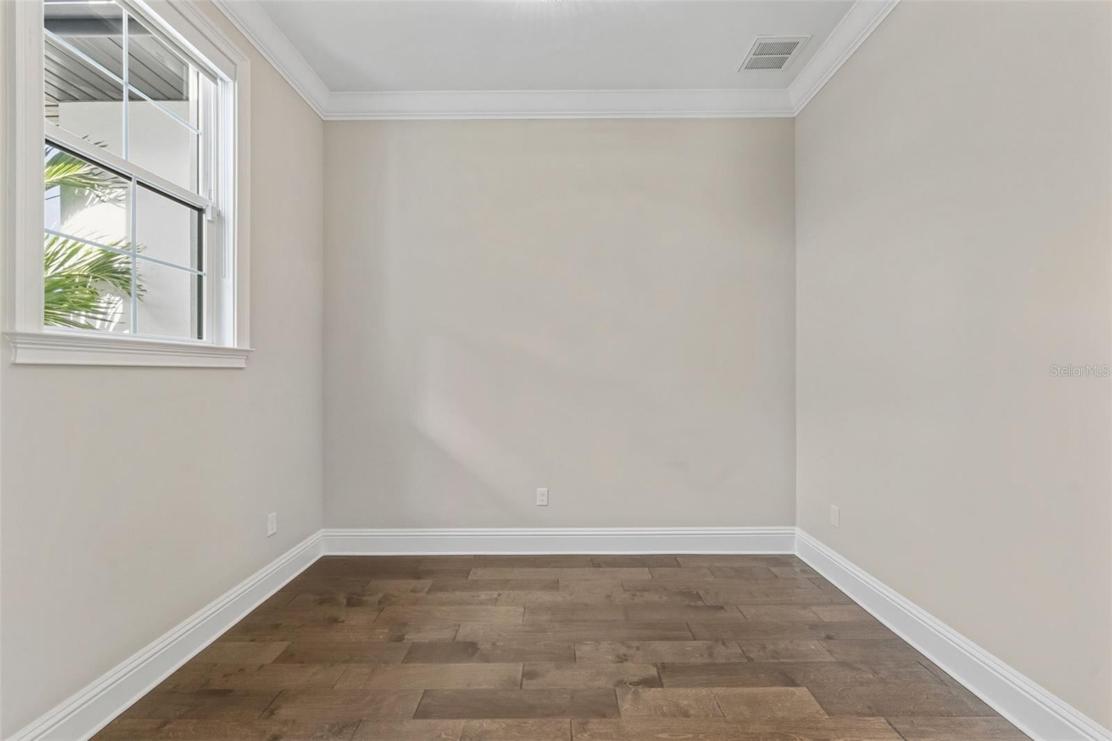 Listing photo id 17 for 481 Davis Boulevard