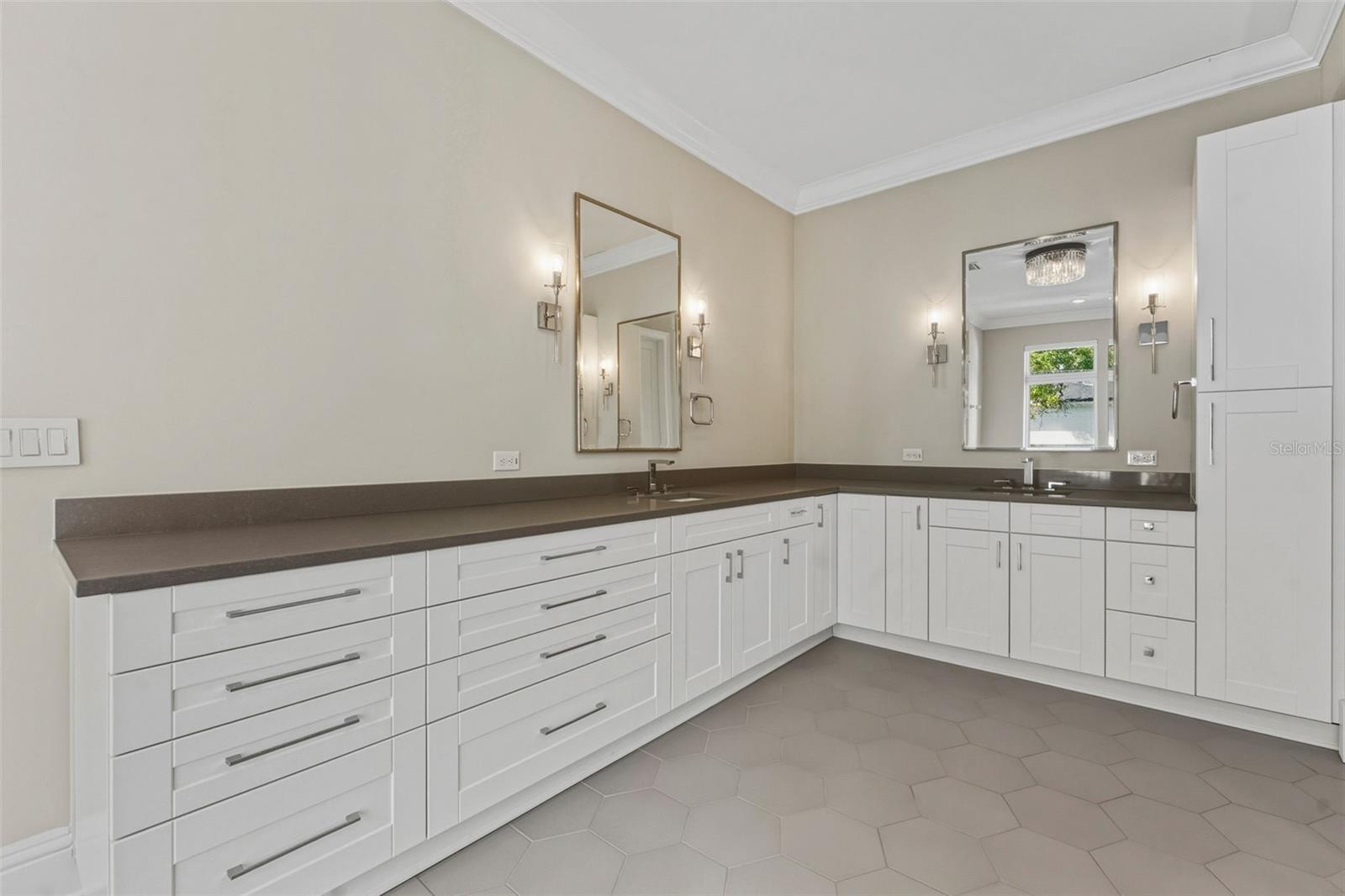 Listing photo id 31 for 481 Davis Boulevard