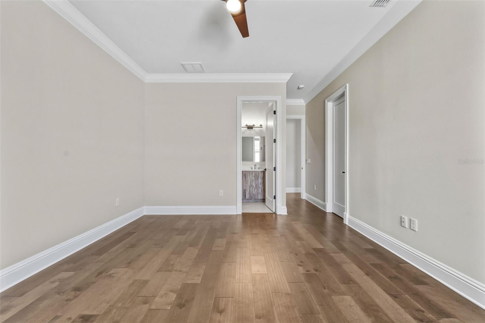 Listing photo id 44 for 481 Davis Boulevard