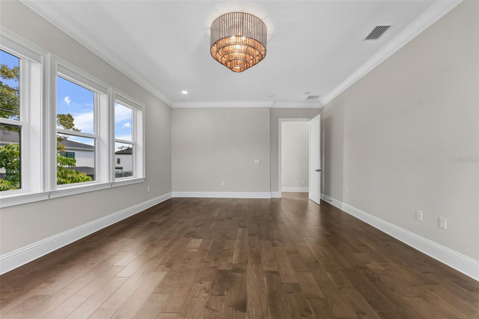 Listing photo id 48 for 481 Davis Boulevard