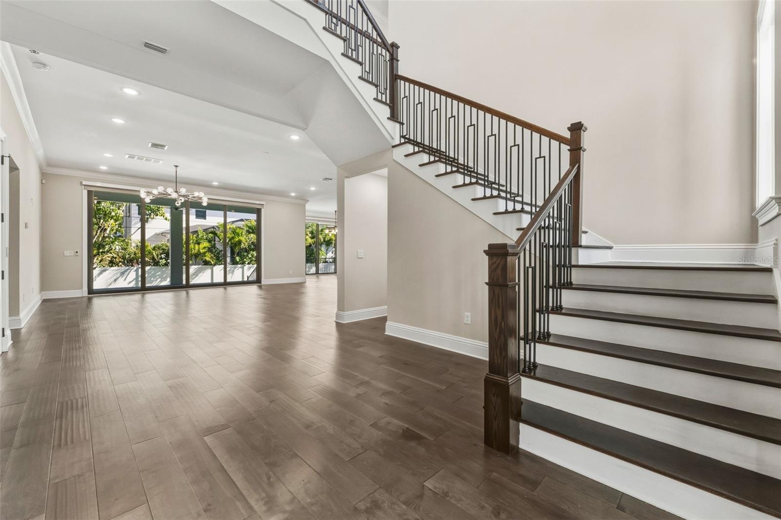 Listing photo id 5 for 481 Davis Boulevard