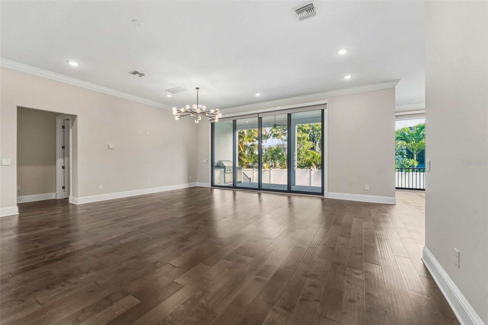 Listing photo id 7 for 481 Davis Boulevard