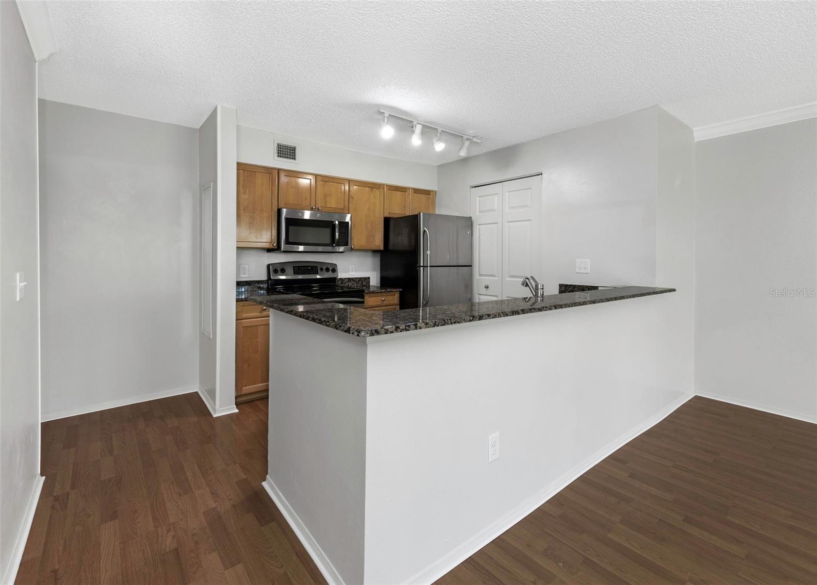 Image 11 of 39 For 2400 Feather Sound Drive 412