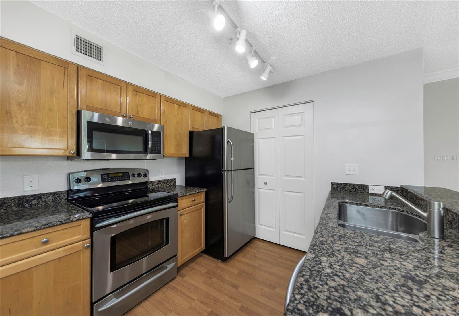 Image 13 of 39 For 2400 Feather Sound Drive 412