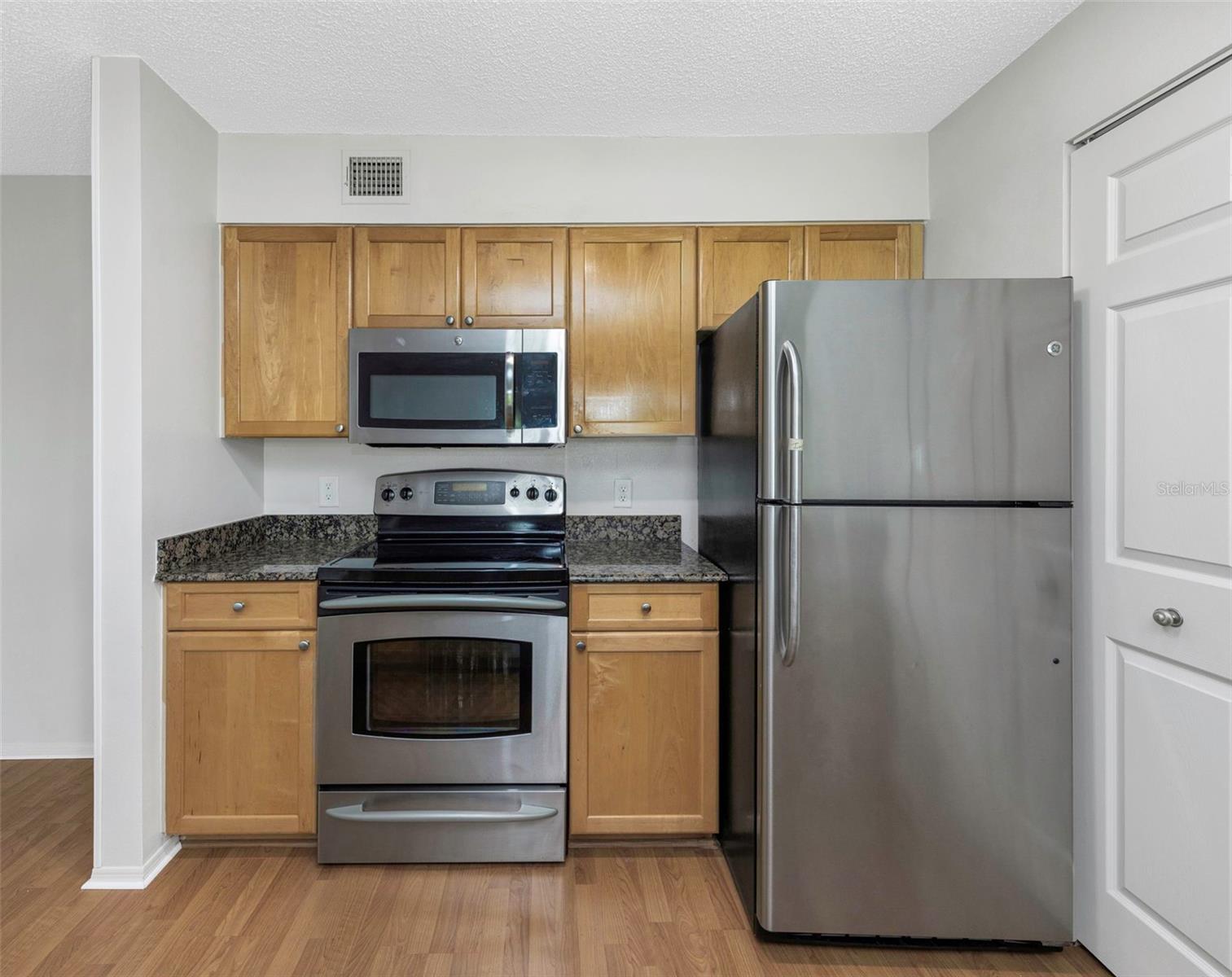 Image 15 of 39 For 2400 Feather Sound Drive 412