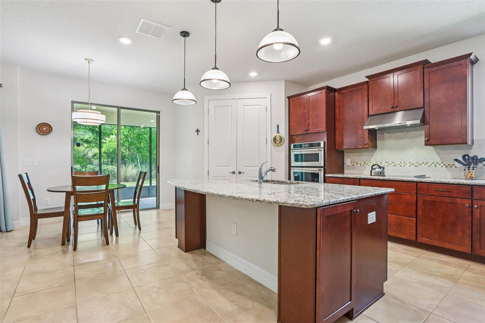 Listing photo id 3 for 19246 Briarbrook Drive