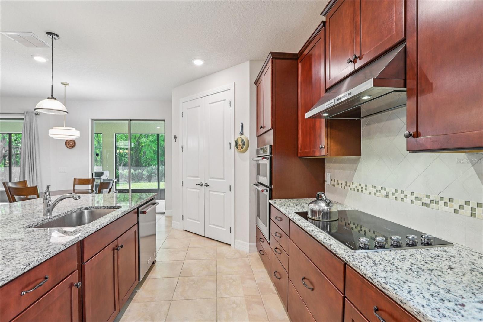 Listing photo id 4 for 19246 Briarbrook Drive