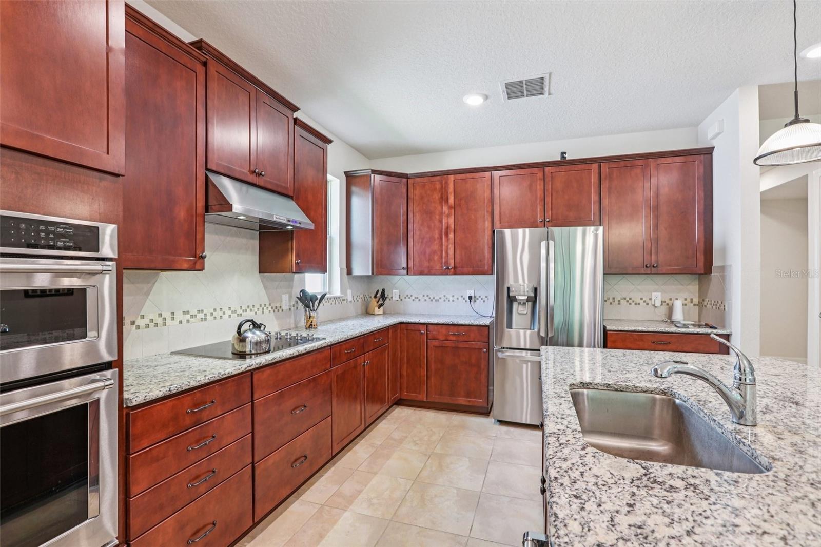 Listing photo id 5 for 19246 Briarbrook Drive