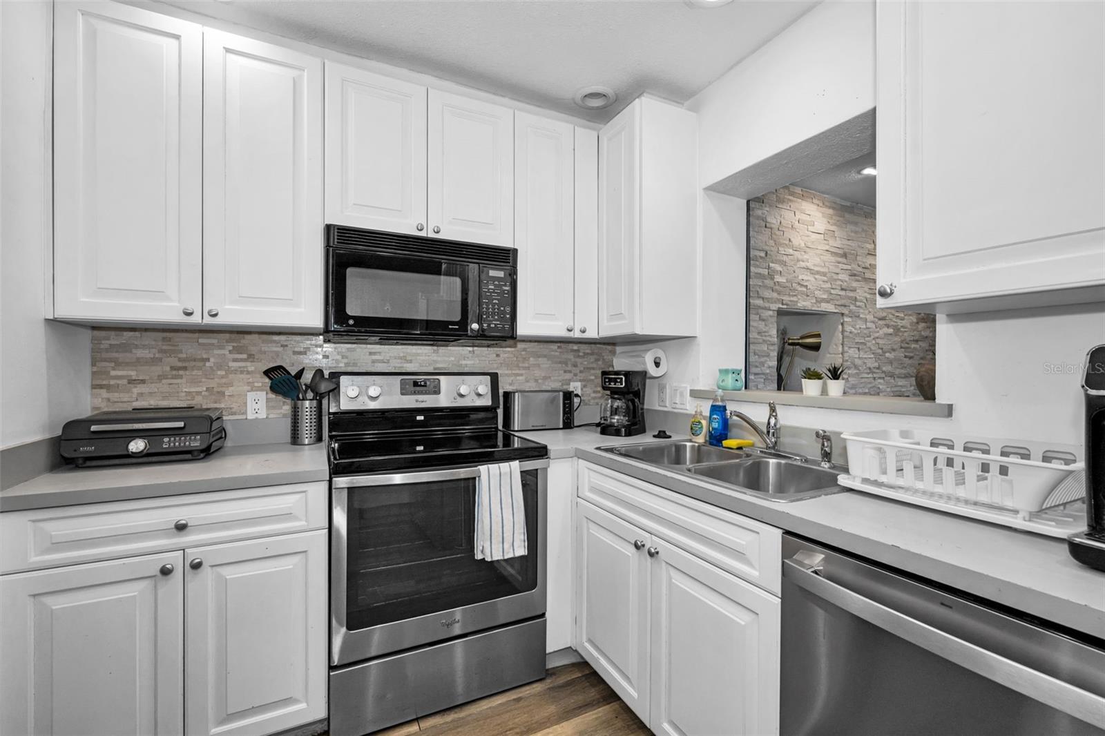 Image 10 of 52 For 1349 Regina Drive W