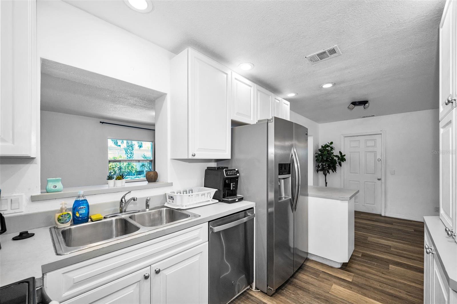 Image 12 of 52 For 1349 Regina Drive W