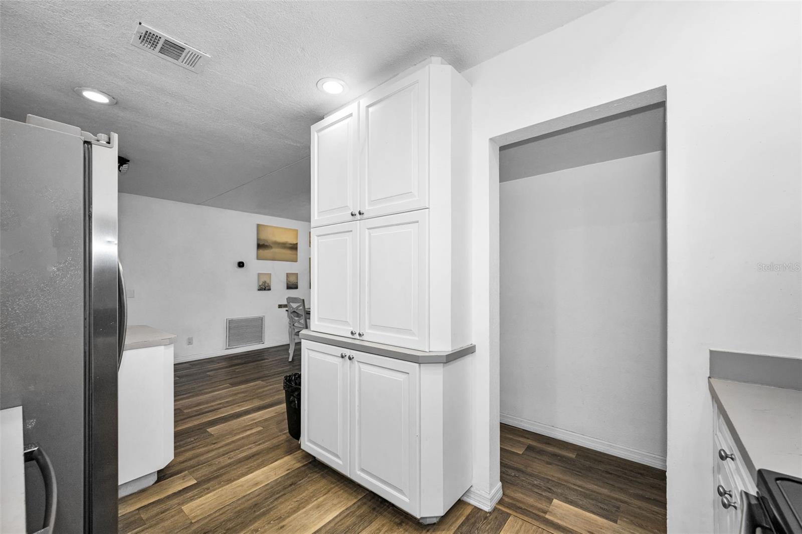 Image 13 of 52 For 1349 Regina Drive W