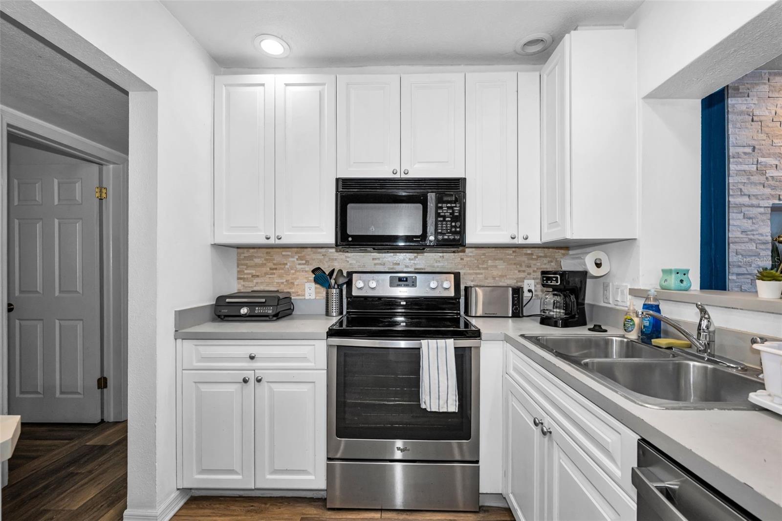 Image 14 of 52 For 1349 Regina Drive W