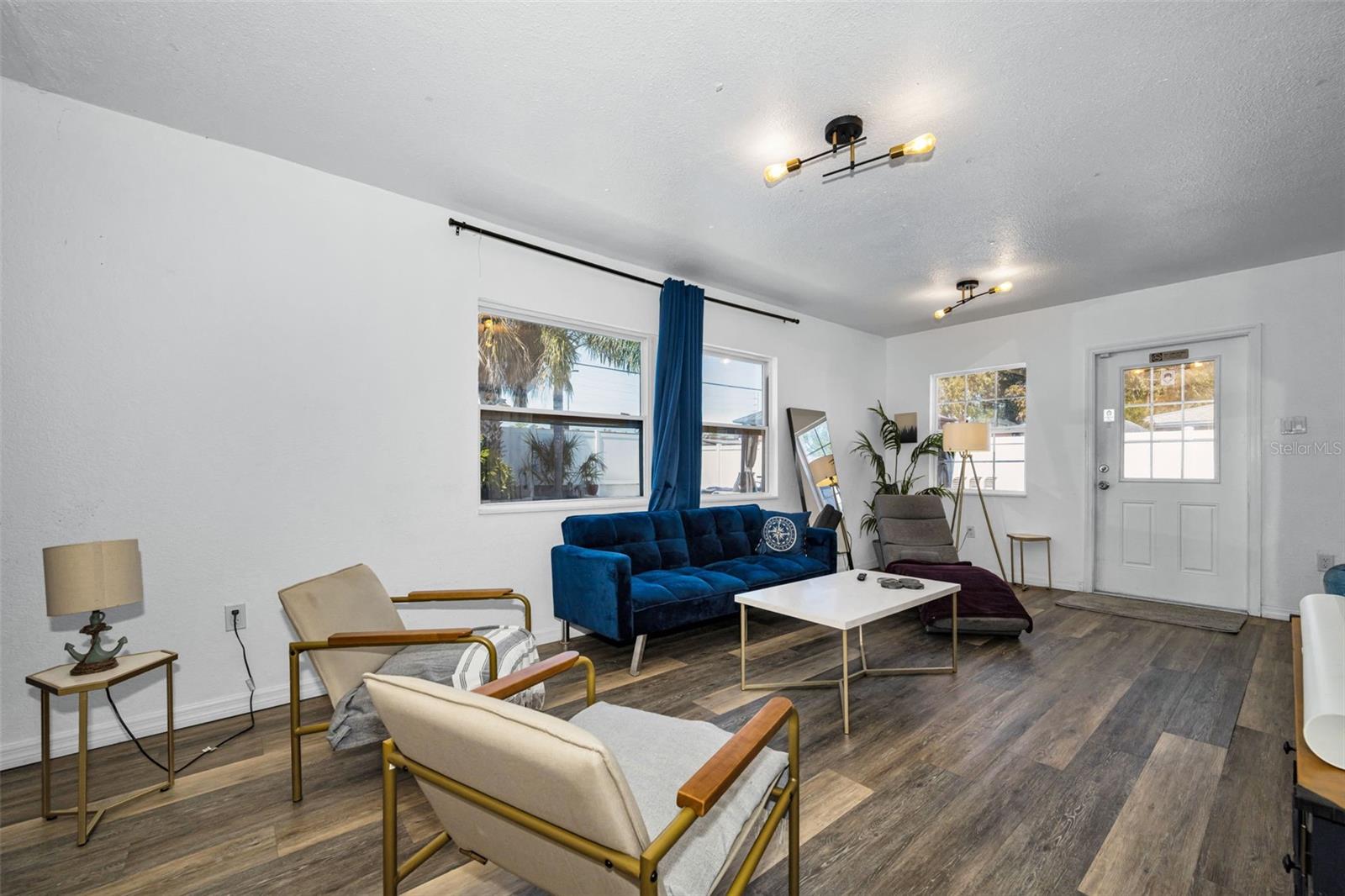 Image 17 of 52 For 1349 Regina Drive W