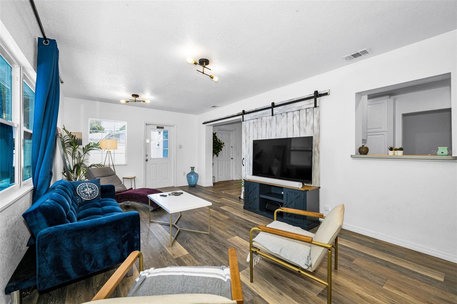 Image 18 of 52 For 1349 Regina Drive W