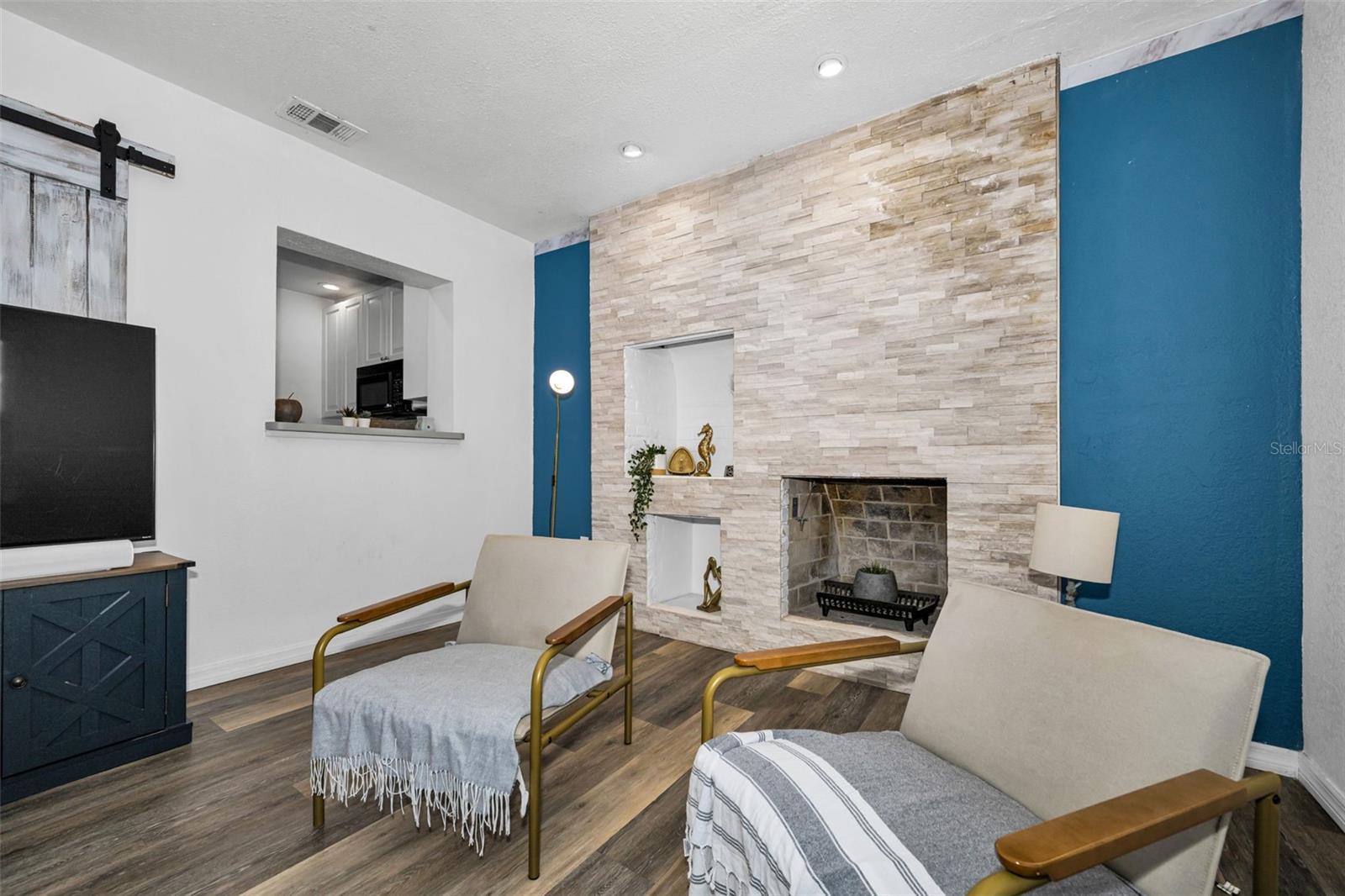 Image 19 of 52 For 1349 Regina Drive W