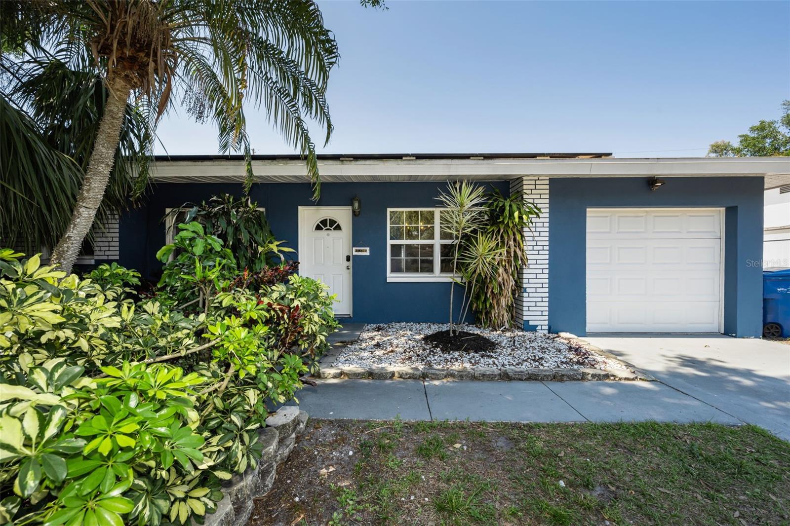 Image 2 of 52 For 1349 Regina Drive W