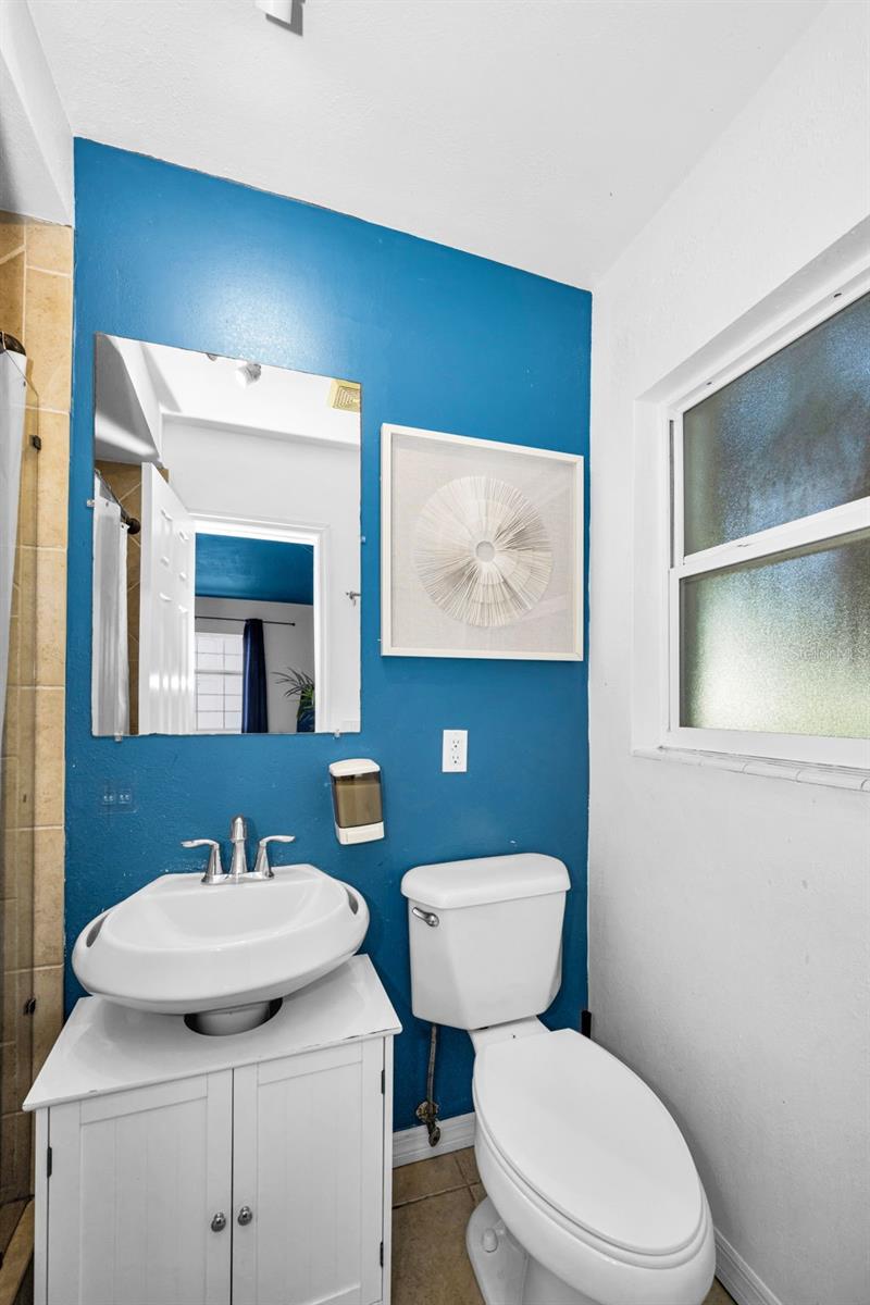 Image 23 of 52 For 1349 Regina Drive W