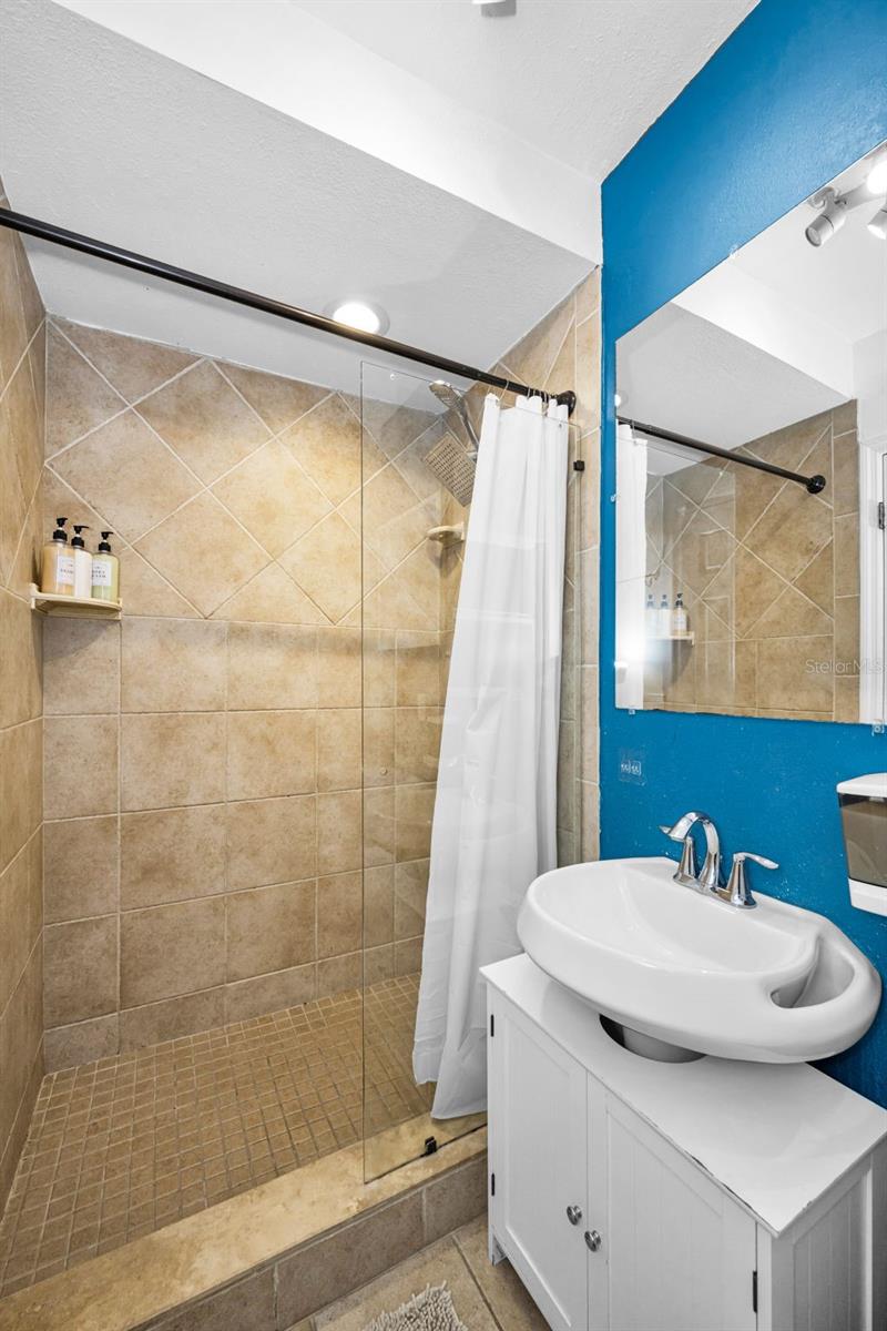 Image 24 of 52 For 1349 Regina Drive W