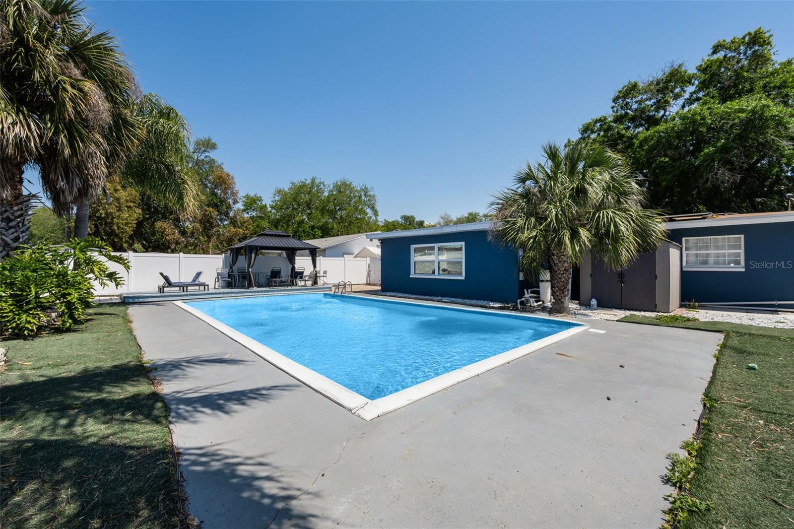 Image 3 of 52 For 1349 Regina Drive W