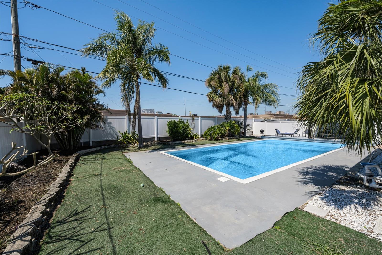 Image 33 of 52 For 1349 Regina Drive W