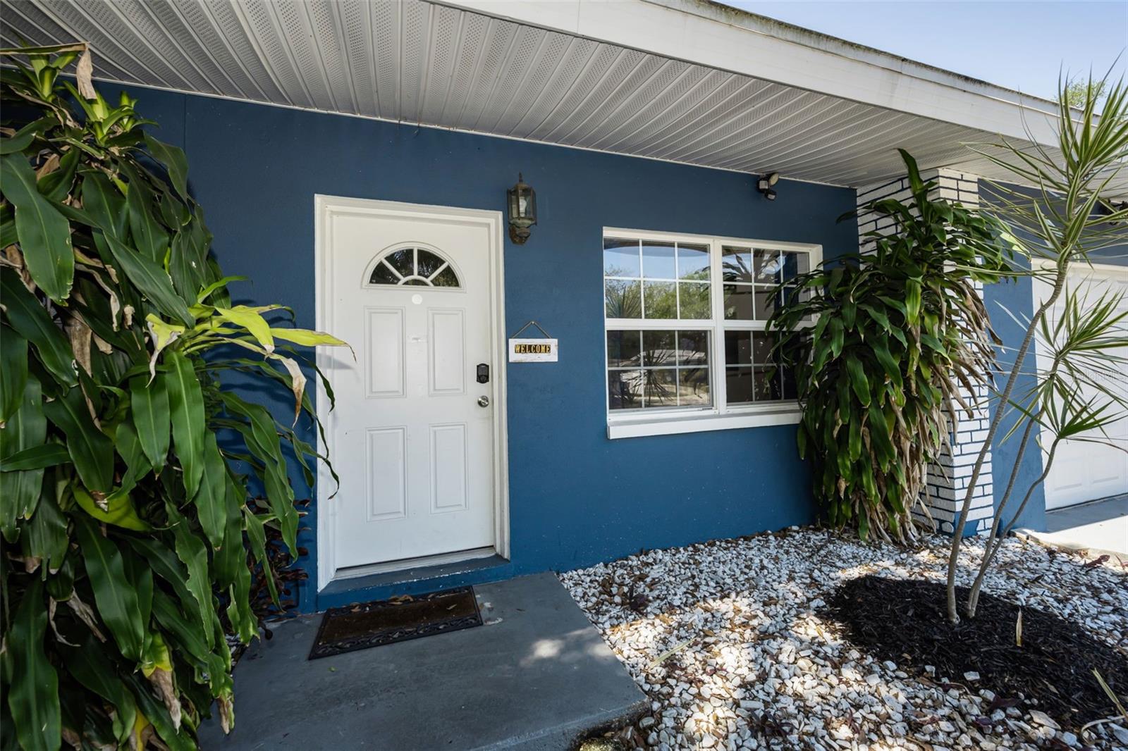 Image 4 of 52 For 1349 Regina Drive W