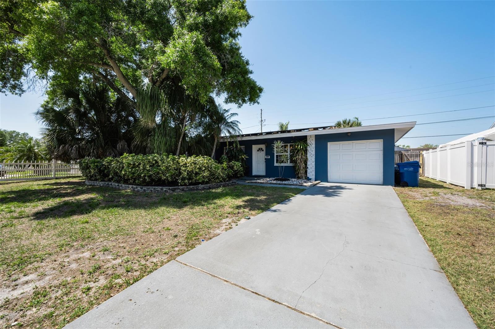 Image 40 of 52 For 1349 Regina Drive W