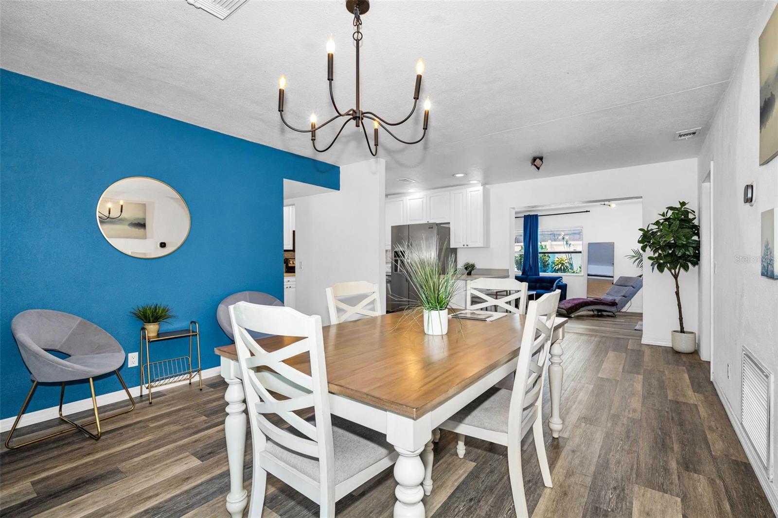 Image 7 of 52 For 1349 Regina Drive W