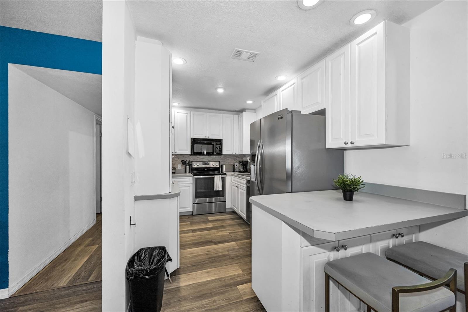 Image 9 of 52 For 1349 Regina Drive W