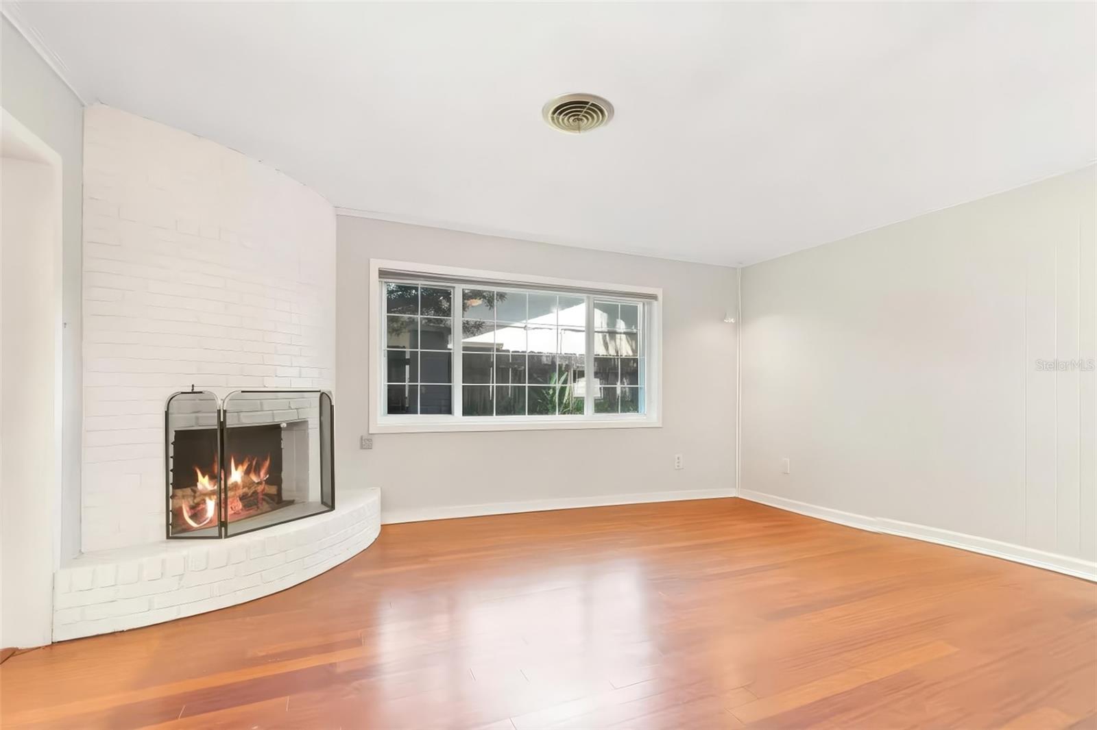 Listing photo id 13 for 2102 Kyra Drive