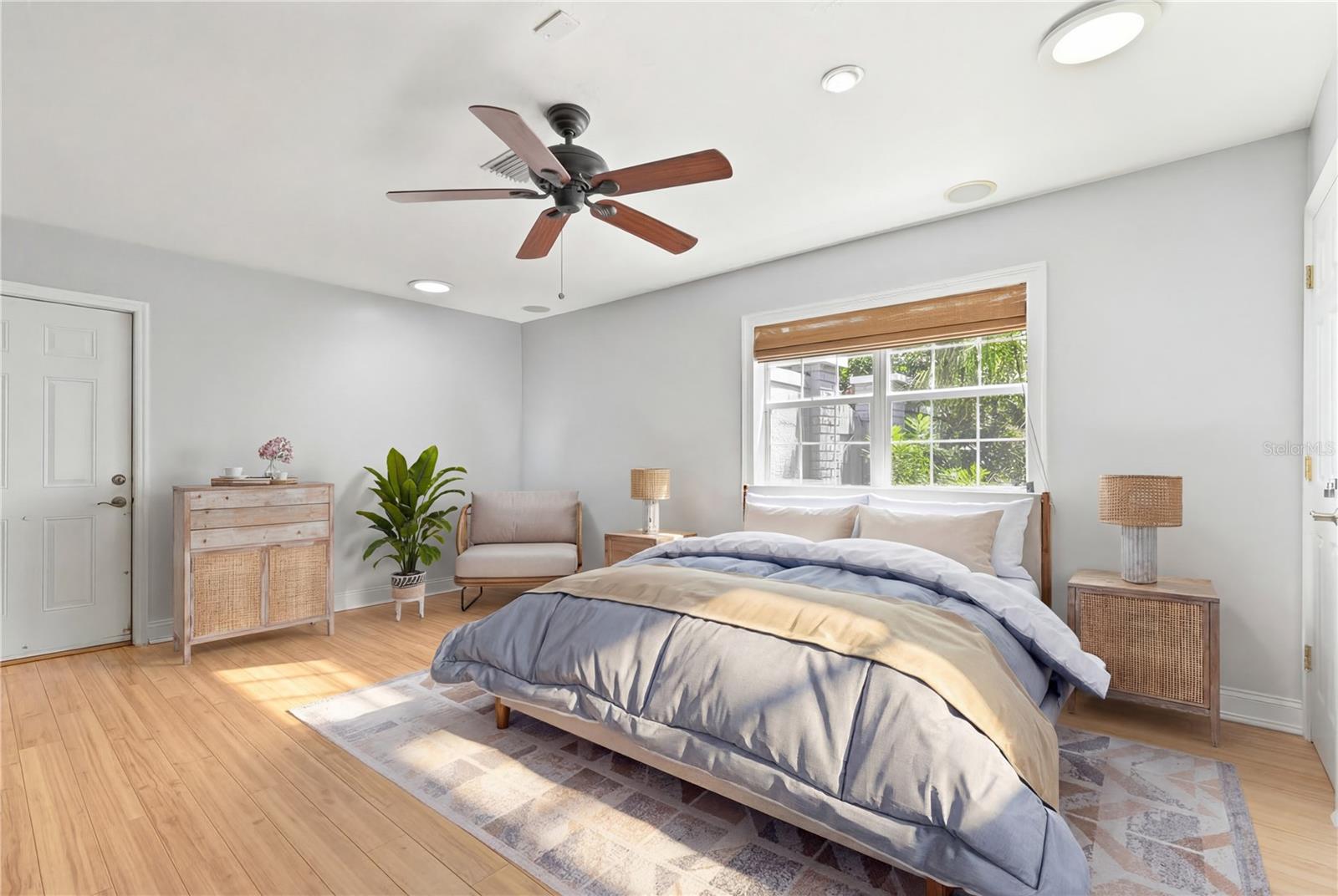 Listing photo id 16 for 2102 Kyra Drive