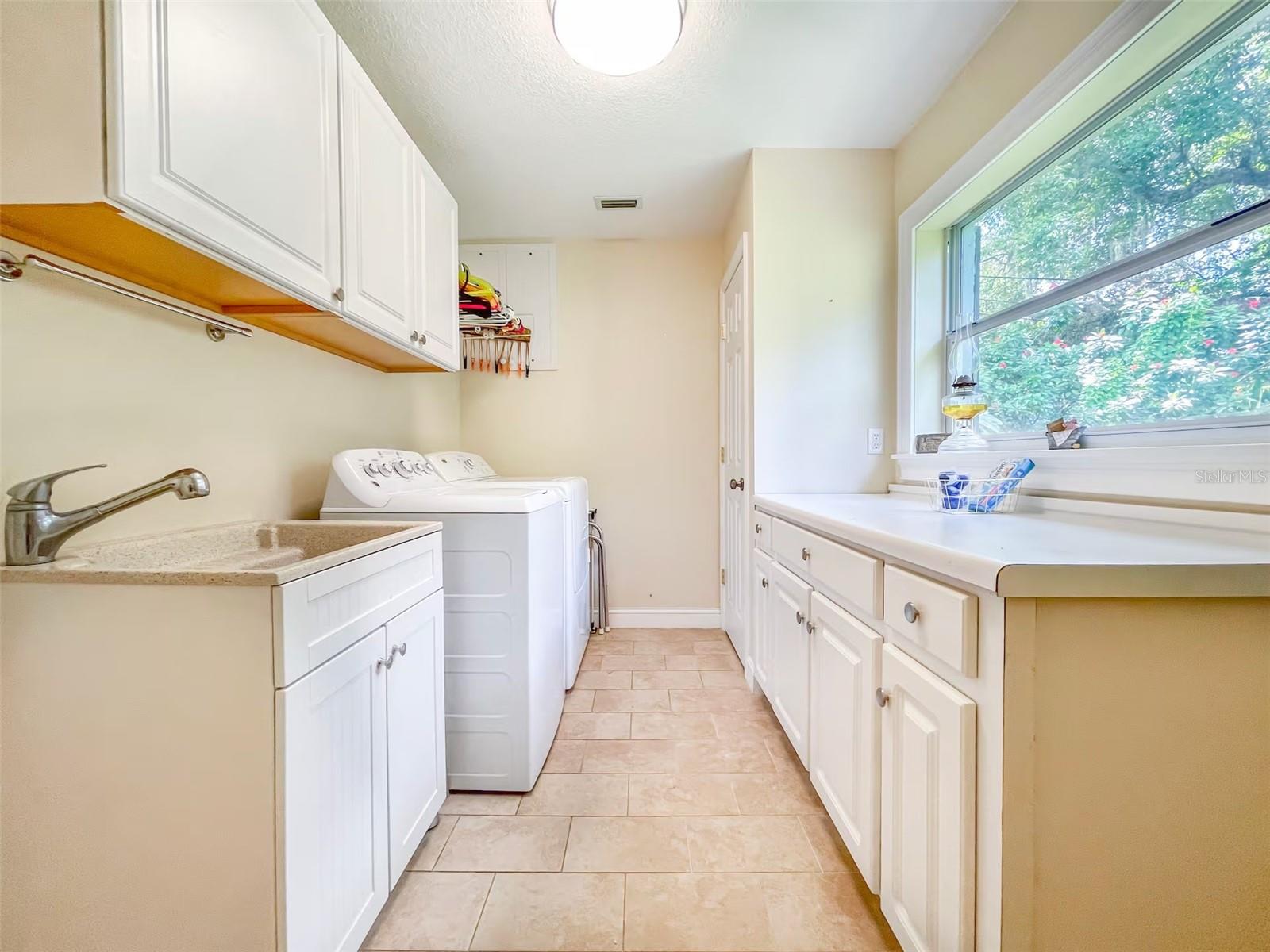 Listing photo id 29 for 2102 Kyra Drive