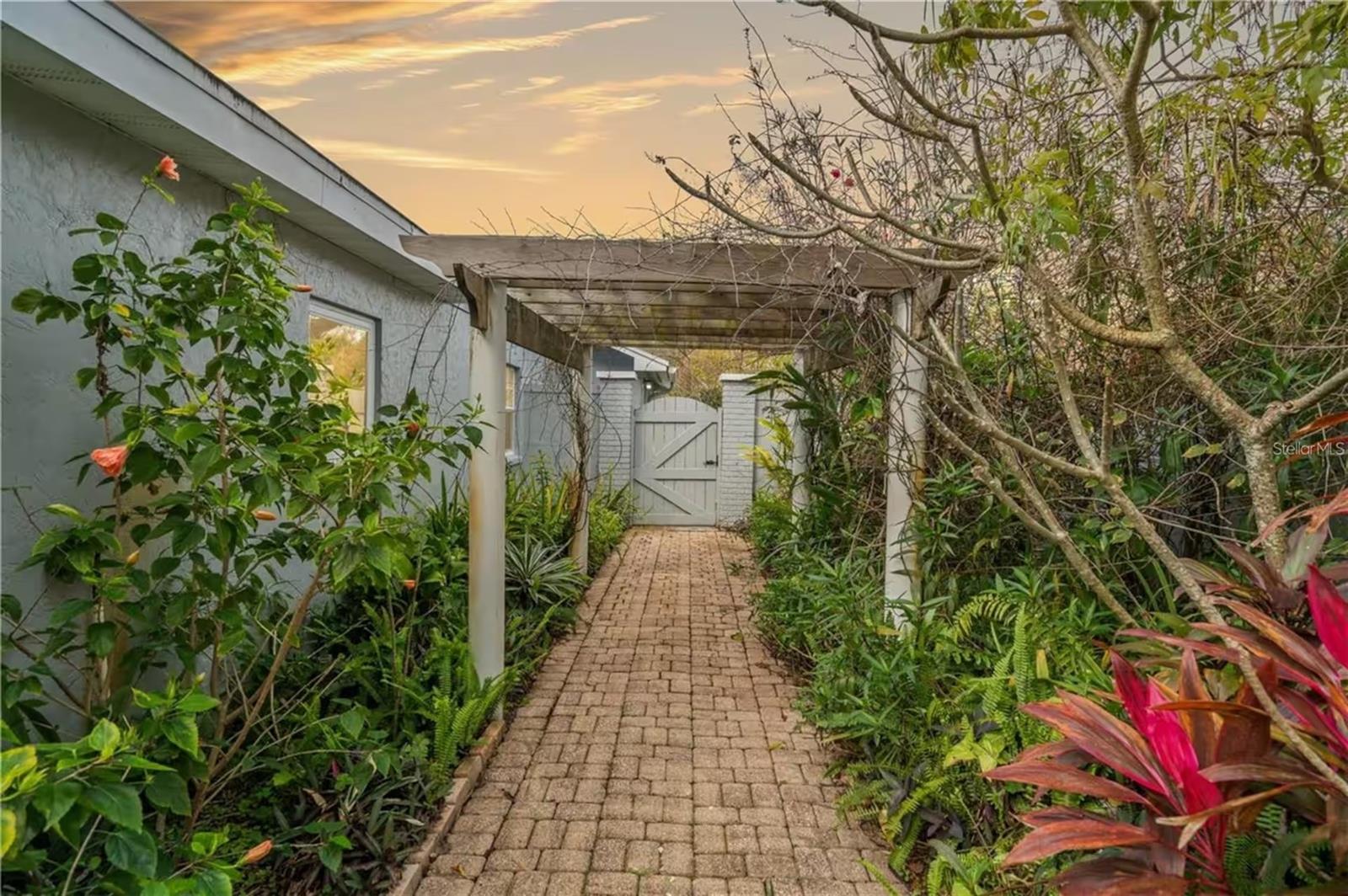 Listing photo id 33 for 2102 Kyra Drive