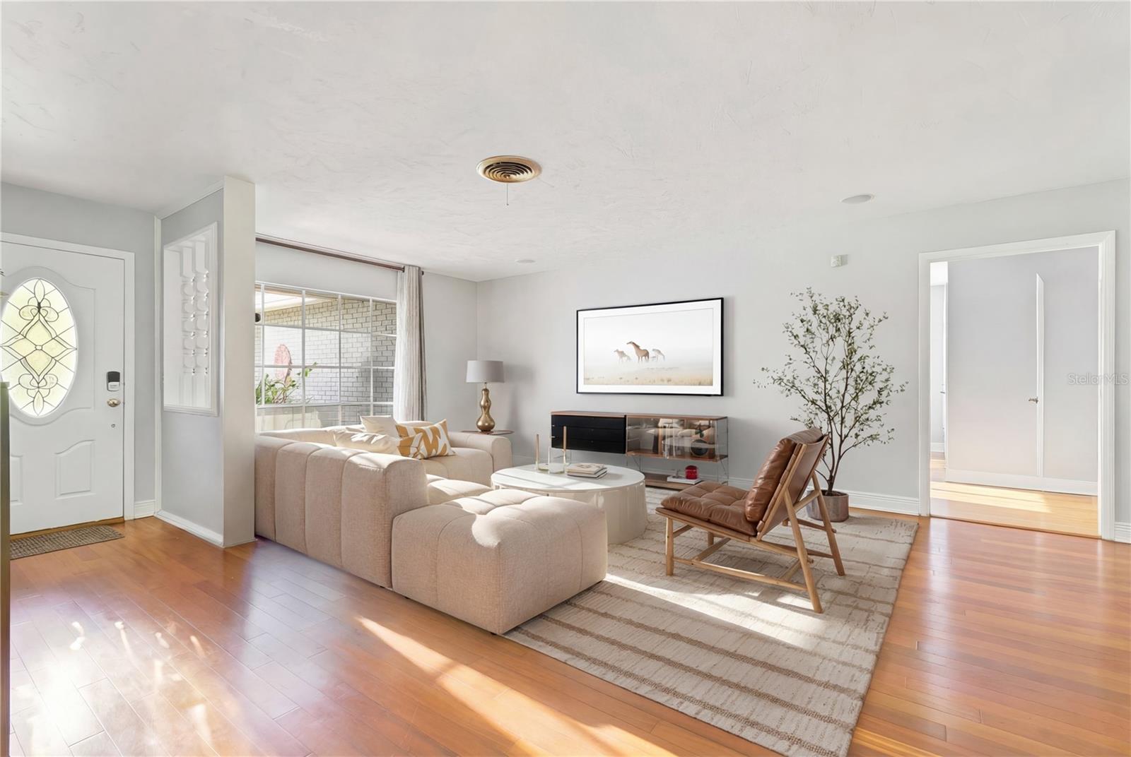 Listing photo id 3 for 2102 Kyra Drive