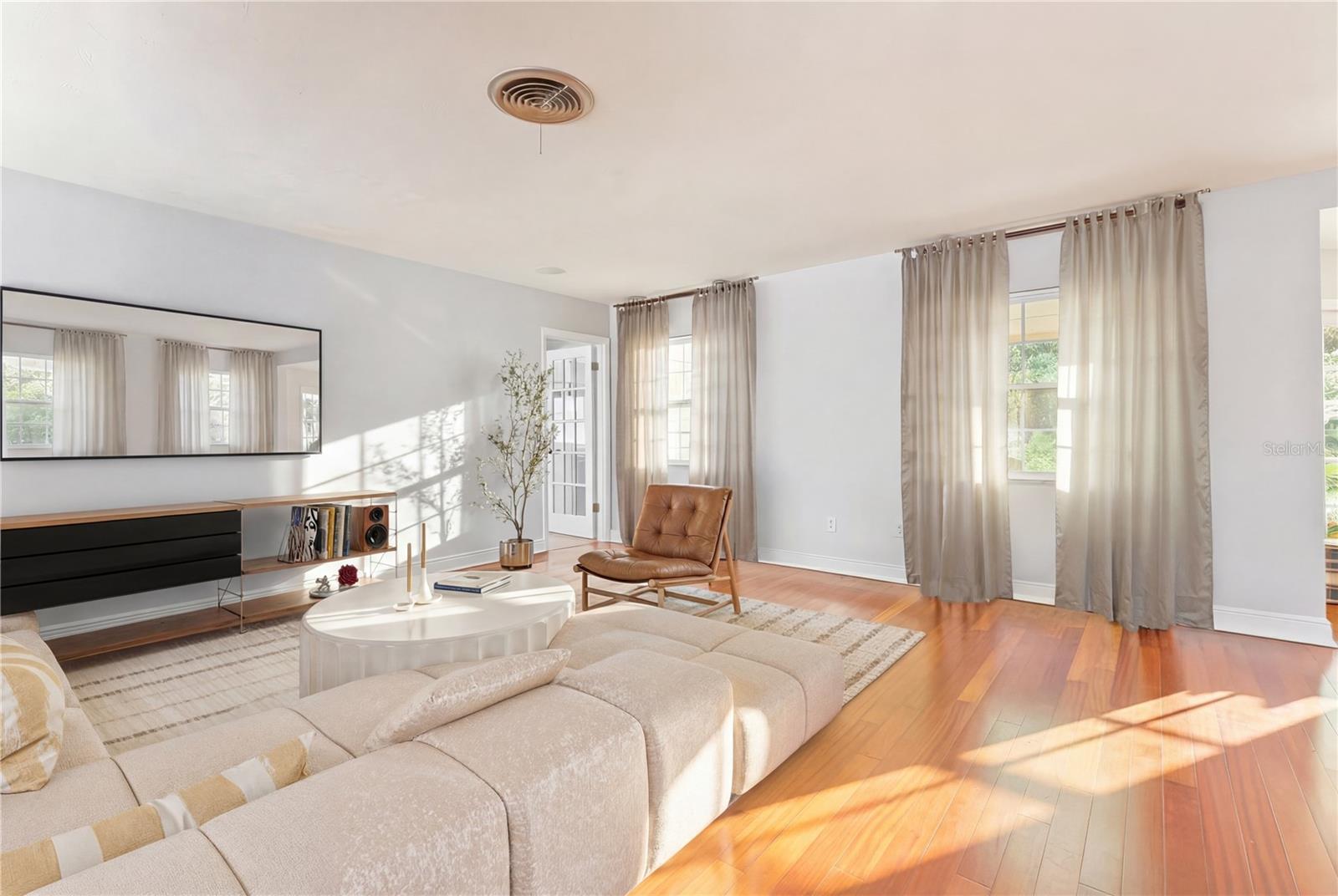 Listing photo id 4 for 2102 Kyra Drive