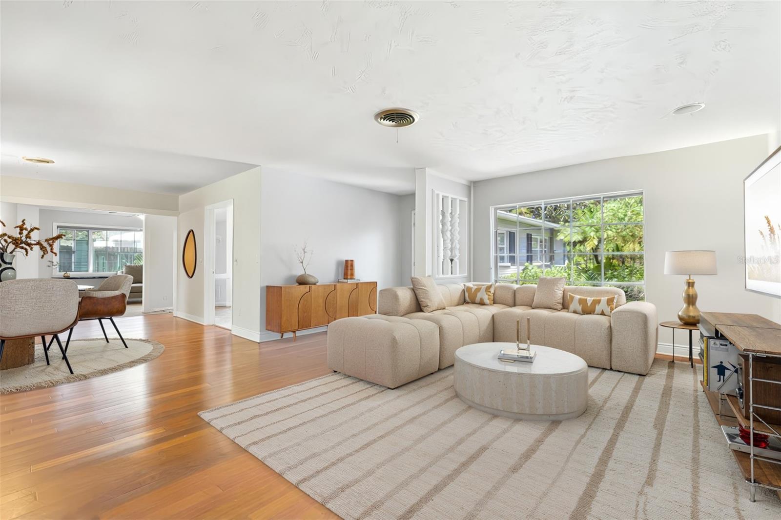 Listing photo id 5 for 2102 Kyra Drive