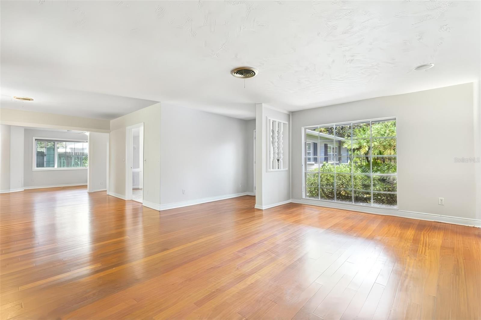 Listing photo id 6 for 2102 Kyra Drive