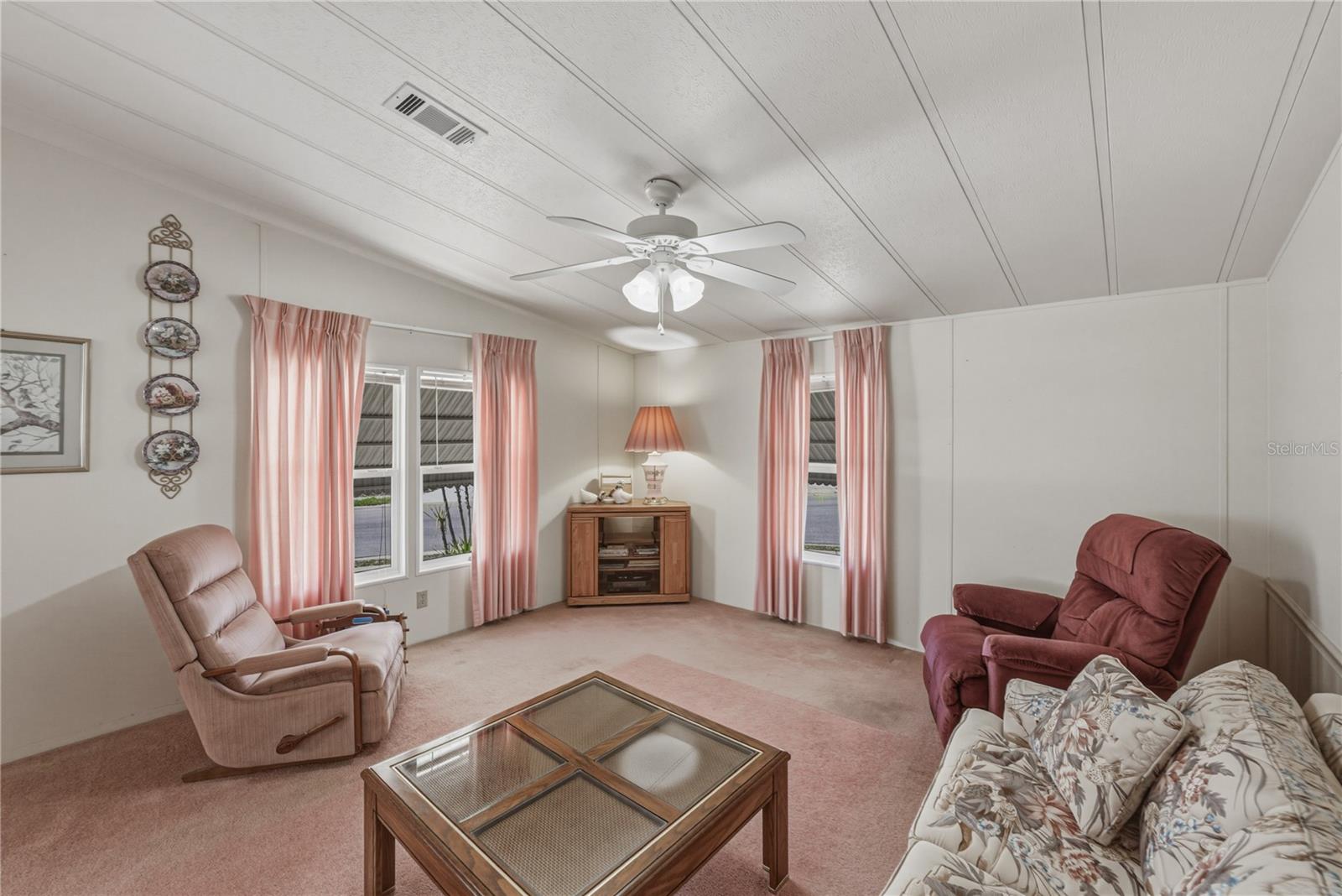 Listing photo id 8 for 5556 Riviera Drive