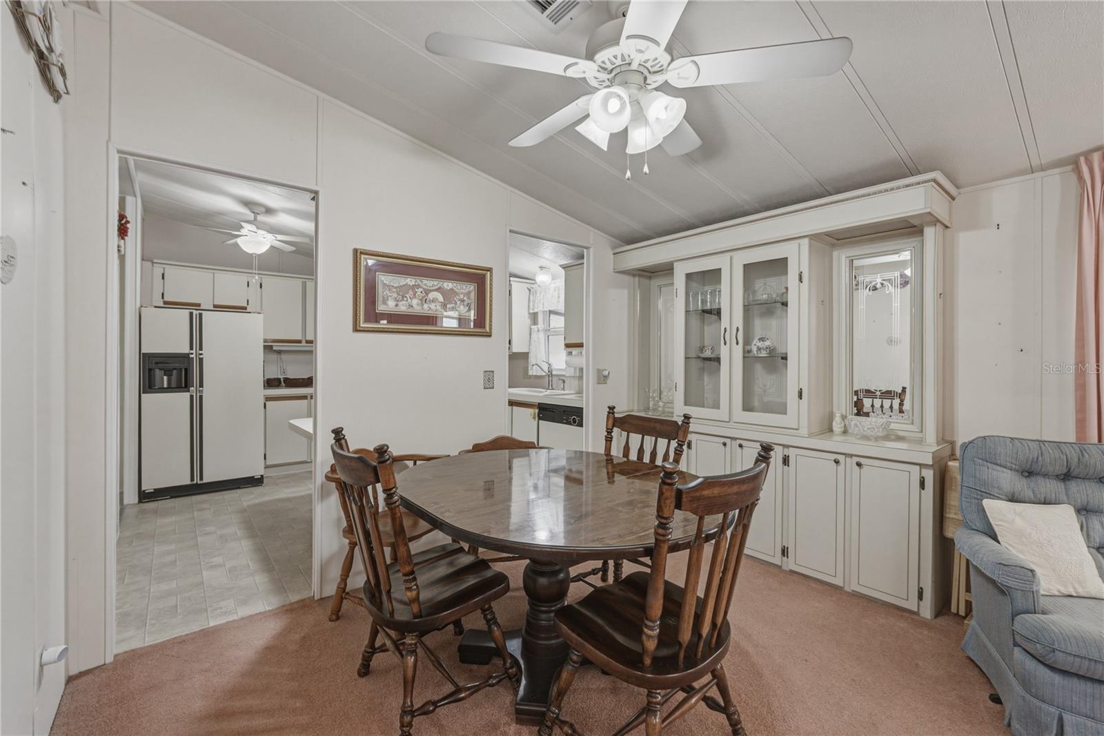 Listing photo id 13 for 5556 Riviera Drive