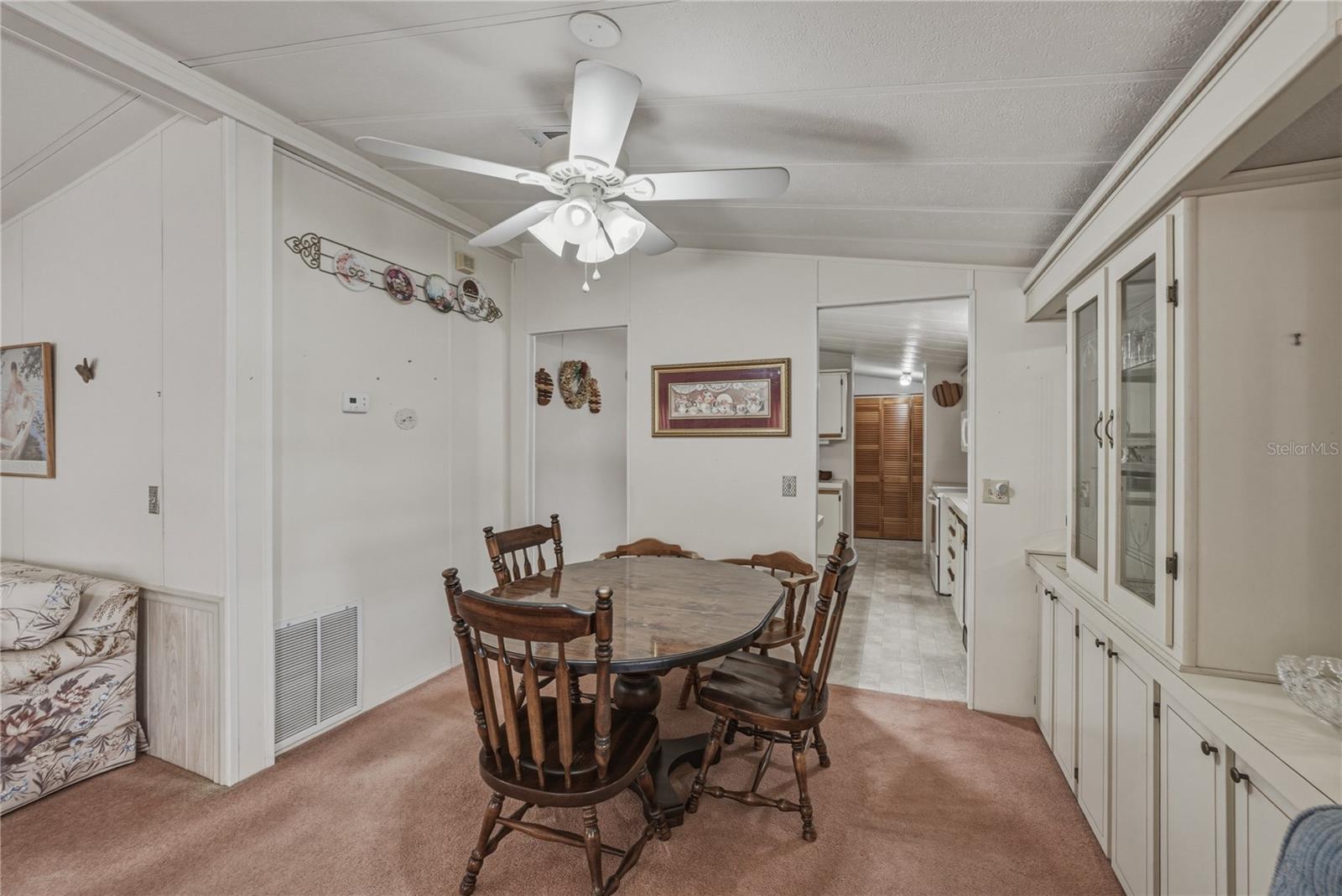 Listing photo id 14 for 5556 Riviera Drive